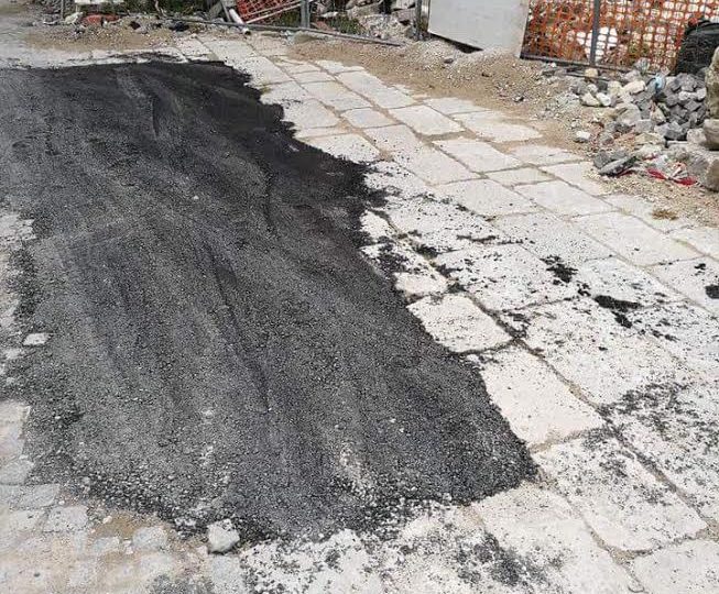 L’AQUILA: LINGUA D’ASFALTO SU ANTICO LASTRICATO IN PIETRA