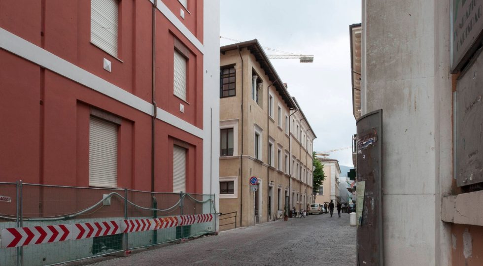 FINESTRE SU L’AQUILA: ESPOSIZIONE EMANUELE E CAVALLO INAUGURA SHARKY ART GALLERY