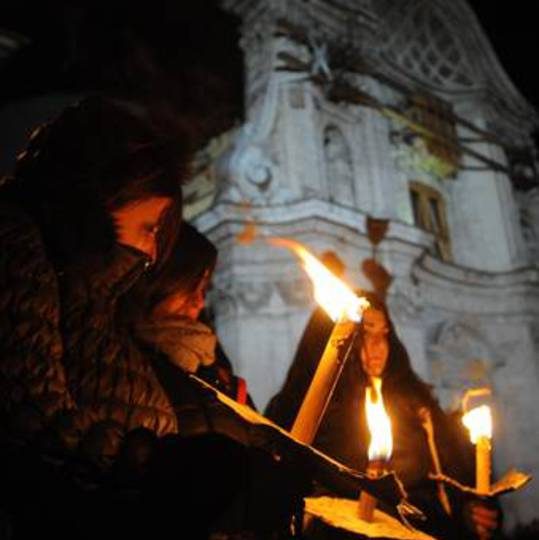OTTO ANNI DAL SISMA,<BR> ALL’AQUILA TORNA<BR> LA FIACCOLATA