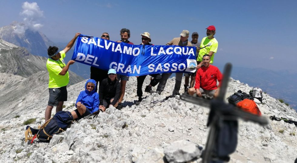 DALLA CIMA DEL MONTE CAMICIA UN APPELLO PER L’ACQUA DEL GRAN SASSO
