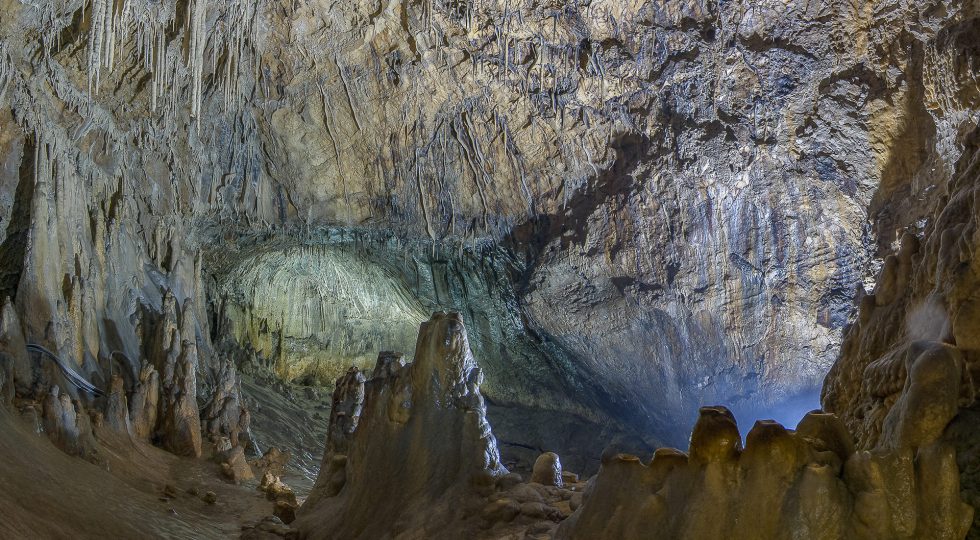 SANGRO AVENTINO: LE GROTTE DEL CAVALLONE, IL CASTELLO DI ROCCASCALEGNA E MILLE ALTRE ATTRATTIVE IN RETE PER L’ESTATE