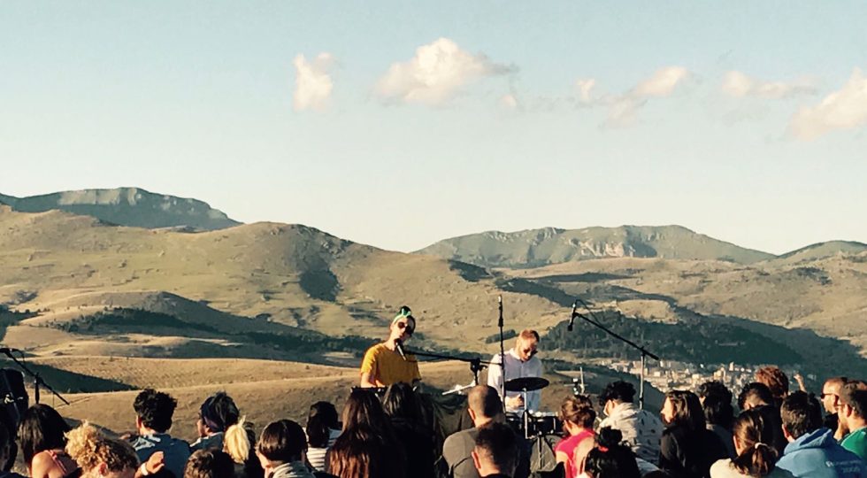 LA MUSICA DI SÓLEY INCANTA AL TRAMONTO LA ROCCA DI CALASCIO