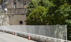 LO SCEMPIO DELLA RETE METALLICA DAVANTI LA FACCIATA DELLA MADONNA D’APPARI