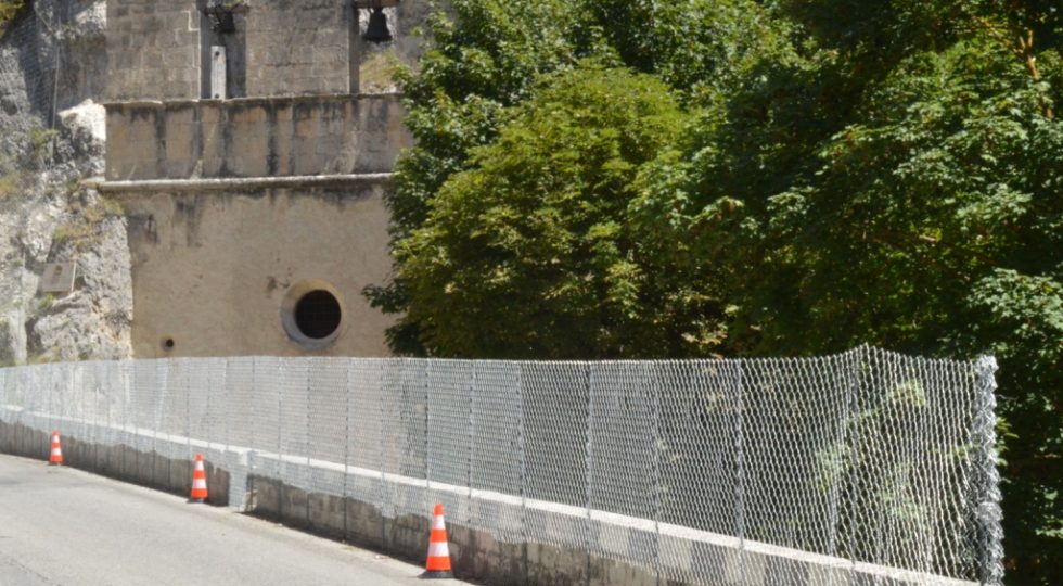 LO SCEMPIO DELLA RETE METALLICA DAVANTI LA FACCIATA DELLA MADONNA D’APPARI