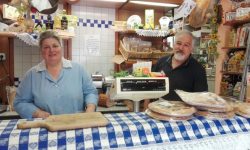 CAPITIGNANO, ANTONIA RESISTE AL SISMA CON LA SUA “BAITA DEL PROSCIUTTO”