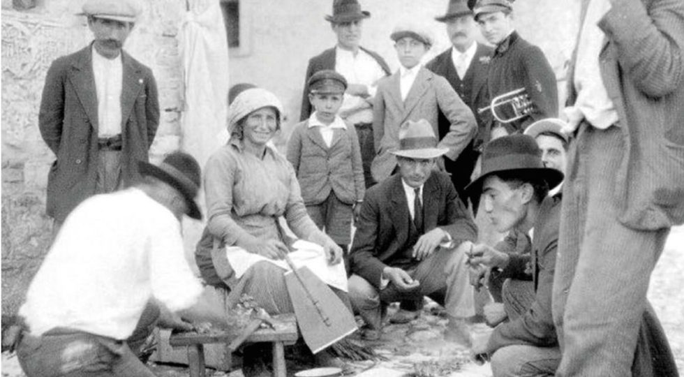 A CIVITAQUANA LA COTTURA TRADIZIONALE DEGLI ARROSTICINI CON “L’ARROSTICIERE IN PIAZZA”