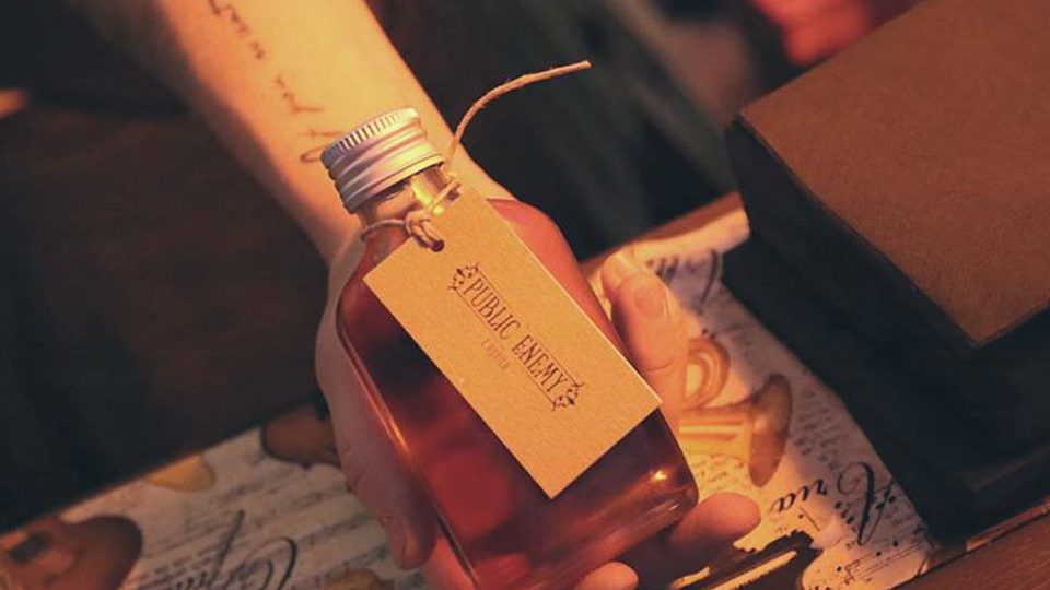 RUM E GIN, AL PUBLIC ENEMY DELL’AQUILA UN DOPPIO VIAGGIO PER APPASSIONATI E INTENDITORI