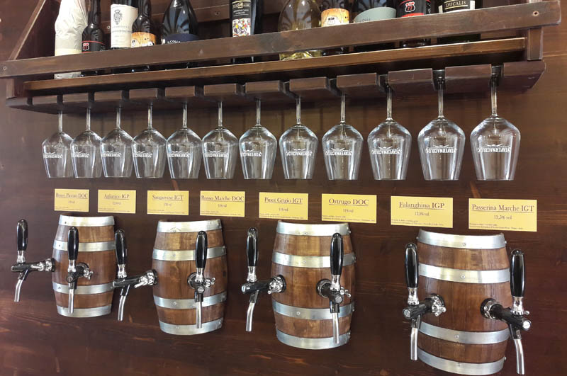 ALL’AQUILA APRE IL TAVERNACOLO, VINI SFUSI E CAFFETTERIA A PIAZZA SANTA GIUSTA