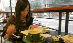 IN UN BAR DI VARSAVIA SI SERVE CAFFÈ CON IL LATTE MATERNO
