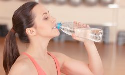 IL CONSIGLIO DEL NUTRIZIONISTA, BERE MOLTA ACQUA PER SMALTIRE SBRONZE NATALIZIE