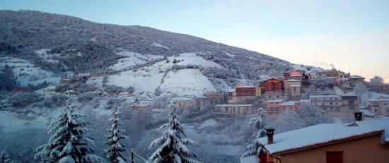 A CESAPROBA SI ACCENDE L’ALBERO DELLA RINASCITA E DELLA SPERANZA