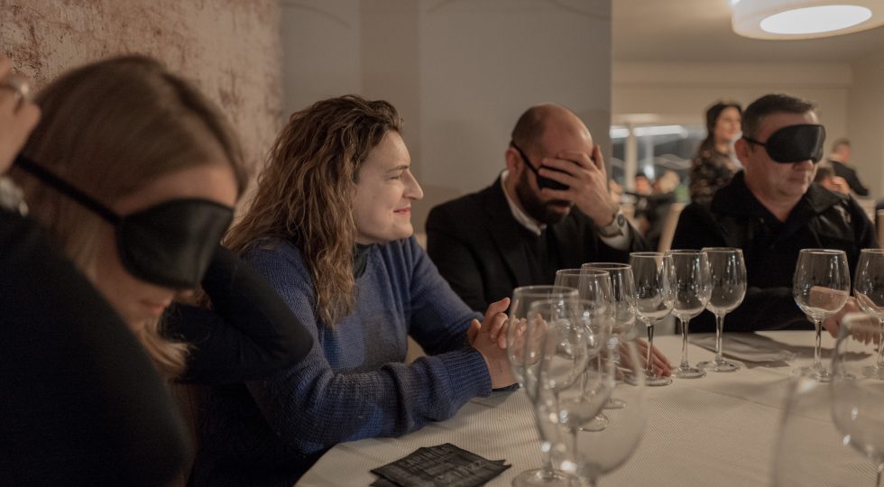 APERITIVO AL BUIO, LE DONNE DEL VINO ABRUZZO FESTEGGIANO LE EMOZIONI
