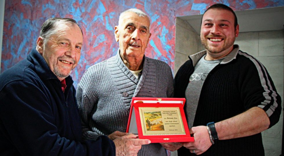 LA TARGA “AMICI DELLA TRANSUMANZA” AD ANTONIO LICO, UNO DEGLI ULTIMI PASTORI AQUILANI TRANSUMANTI