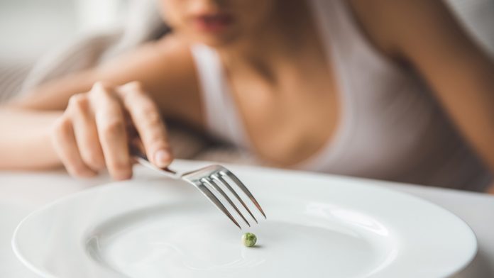 DISTURBI ALIMENTARI, PIÙ DI TREMILA VITTIME L’ANNO IN ITALIA
