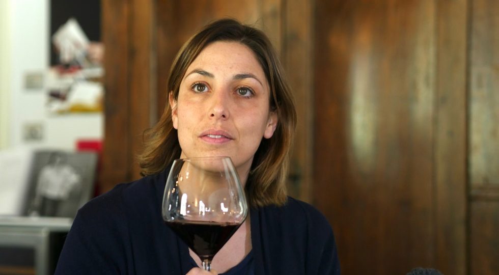 GIOVANE VIGNAIOLA LANCIA PATTO DI ADOZIONE PER I FILARI DELLE LANGHE