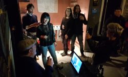 “NEI PEGGIORI BAR DELL’AQUILA”, ALLA TANA DEL LUPPOLO MAI ROVESCIARE UNA BIRRA DURANTE IL KARAOKE