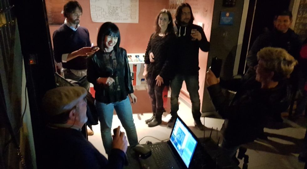 “NEI PEGGIORI BAR DELL’AQUILA”, ALLA TANA DEL LUPPOLO MAI ROVESCIARE UNA BIRRA DURANTE IL KARAOKE