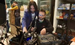“NEI PEGGIORI BAR DELL’AQUILA”: ARROSTICINI E MUSICA, AL BATTISTELLI UNA PAROLA È POCA E DUE SONO TROPPE