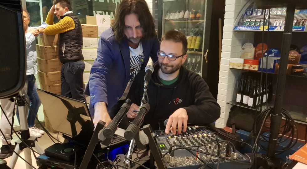 “NEI PEGGIORI BAR DELL’AQUILA”: ARROSTICINI E MUSICA, AL BATTISTELLI UNA PAROLA È POCA E DUE SONO TROPPE