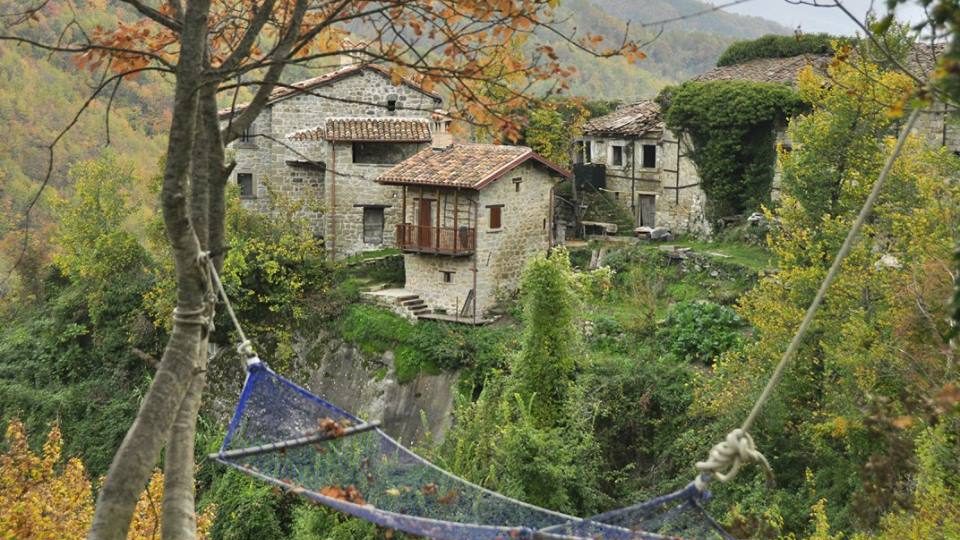 LA SECONDA VITA DI LATURO, IL BORGO ABRUZZESE PIÙ IRRAGGIUNGIBILE D’ITALIA CHE ALIMENTA IL TURISMO RURALE