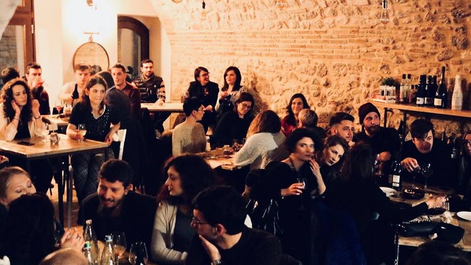 “SI CHIAMAVA FABER”, IL MITO DI DE ANDRÈ TRA ANEDDOTI, RACCONTI E MUSICA AL SALOTTO FRATELLI DELL’AQUILA