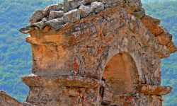 NEI CAMPI DELLA VALLE DELL’ATERNO PER SPERIMENTARE RACCOLTA ERBE SPONTANEE, ESTRAZIONE OLI E ANTICHE TECNICHE DI TINTURA
