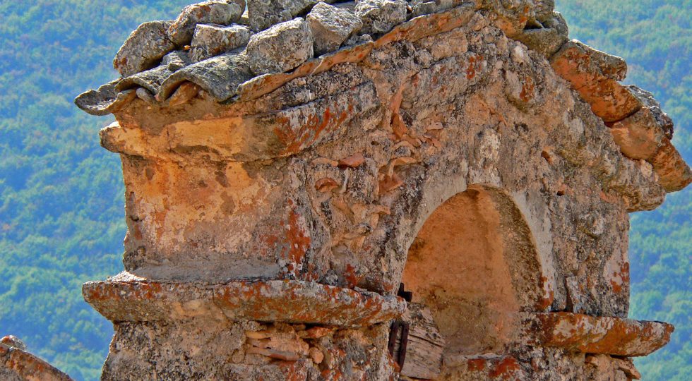 NEI CAMPI DELLA VALLE DELL’ATERNO PER SPERIMENTARE RACCOLTA ERBE SPONTANEE, ESTRAZIONE OLI E ANTICHE TECNICHE DI TINTURA