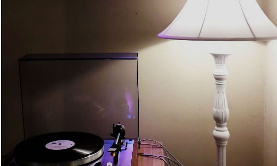 “VINILE”, ALL’AQUILA APRE LA PIZZERIA DOVE SI MANGIA CON LA PROPRIA COLONNA SONORA