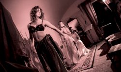 L’AQUILA, NEL CENTRO STORICO VA IN SCENA UNO SPETTACOLO BURLESQUE