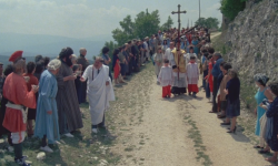 “AMICI MIEI ATTO II°”, QUELLA FAMOSA SCENA DELLA VIA CRUCIS LUNGO LA STRADA PER ROCCA CALASCIO