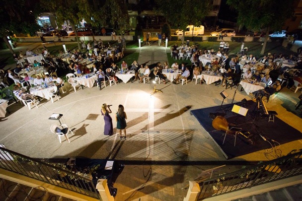 “CALICI IN VILLA”, SEI CANTINE E MUSICA SWING A PINETO