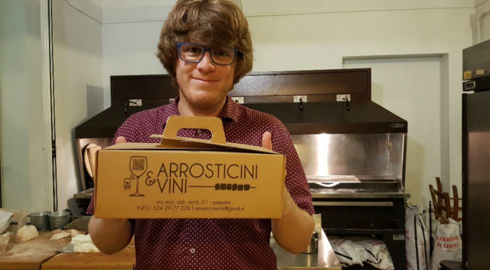 “ARROSTICINI E VINI”: NEL REGNO DI MIRKO, IL PRIMO AD AVER SOGNATO L’ARROSTICINO TAKE AWAY