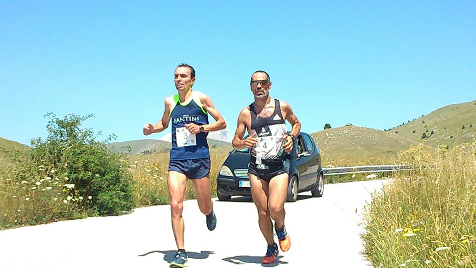 ULTRAMARATONA DEL GRAN SASSO, 400 CORRIDORI TRA BORGHI E PAESAGGI MOZZAFIATO