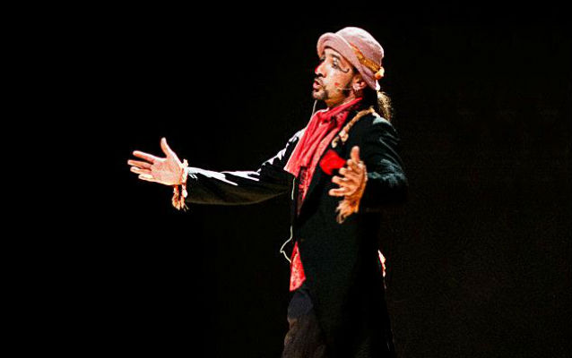 “…E CHE VARIETÀ NEI CANTIERI”, ALL’AQUILA SI RIDE CON UN VIAGGIO ONIRICO TRA TEATRO E CIRCO