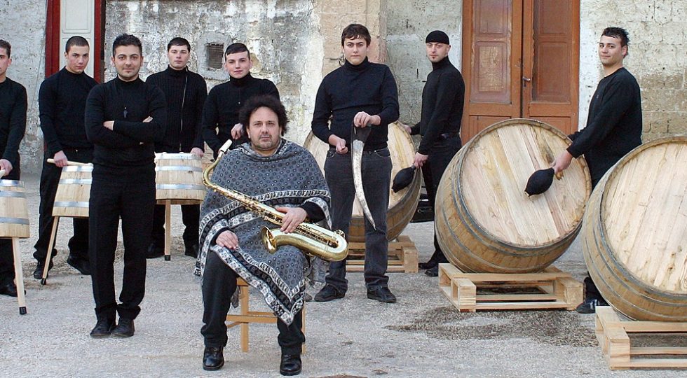 ENZO AVITABILE CON BLACK TARANTELLA BAND E I BOTTARI DI PORTICO ALL’EMICICLO DELL’AQUILA