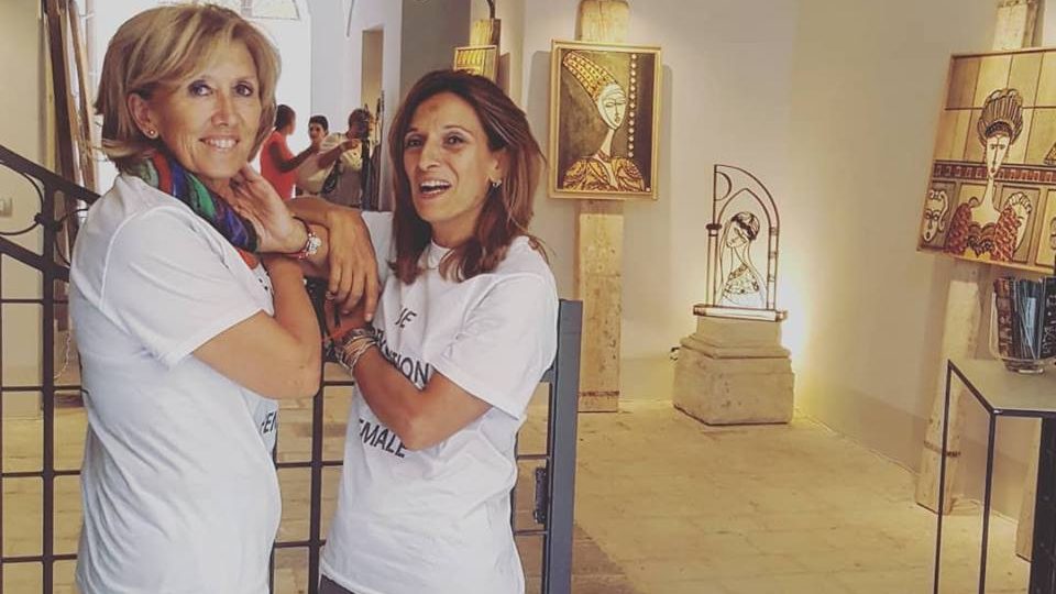 L’AQUILA, DAME E CAVALIERI NELLE OPERE DI FERELLA E CAPANNOLO AL CORTILE DI PALAZZO CIOLINA – FOTO
