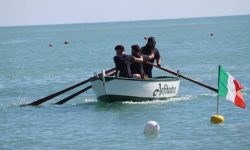 A MARTINSICURO LA STORICA REGATA DEI BATTELLI A TRE REMI