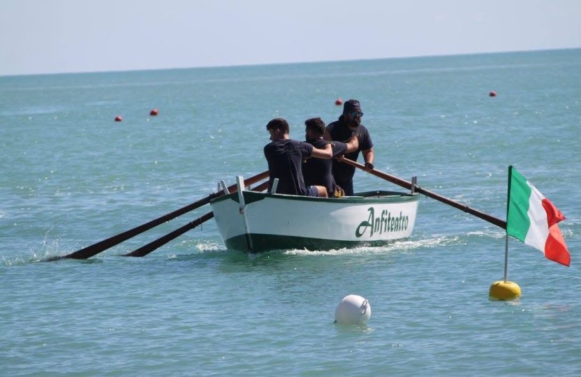 A MARTINSICURO LA STORICA REGATA DEI BATTELLI A TRE REMI