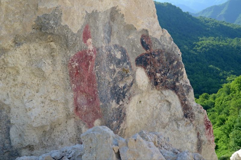 A PIETRACAMELA SI RECUPERANO LE PITTURE RUPESTRI
