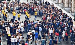 JAZZ PER LE STRADE DELL’AQUILA, LA MUSICA RESISTE ALLA PIOGGIA – FOTO