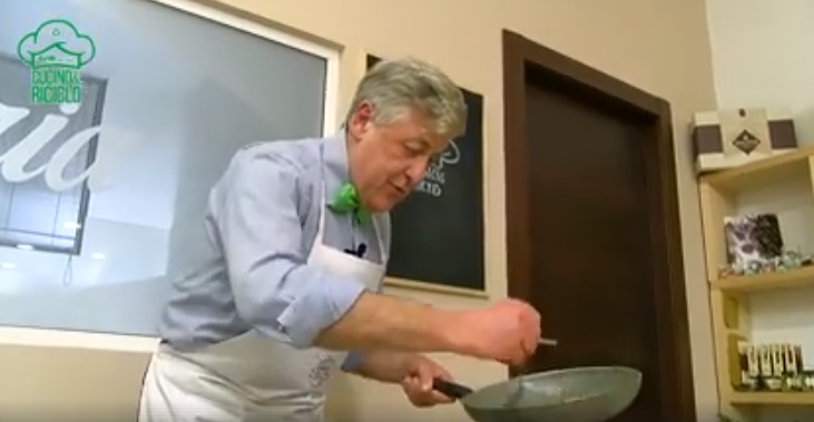 CUCINA E RICICLO, CHITARRINE AL NERO E PAPPA AL POMODORO – VIDEO