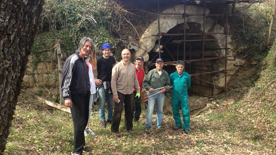 A SCOPPITO SI RIPULISCE L’ANTICO PONTE ROMANO “NASCUCI”