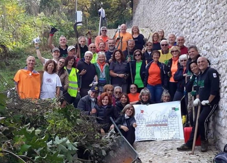 L’AQUILA, VOLONTARI RIPULISCONO LE ANTICHE MURA