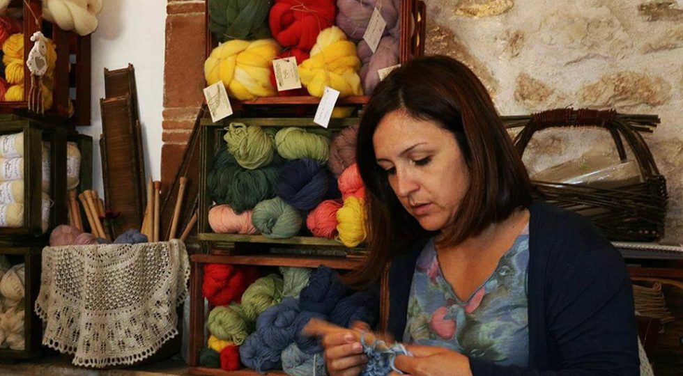 LA RIVINCITA DELLA LANA DEL GRAN SASSO: DA RIFIUTO A RISORSA NELLA BOTTEGA DI VALERIA GALLESE