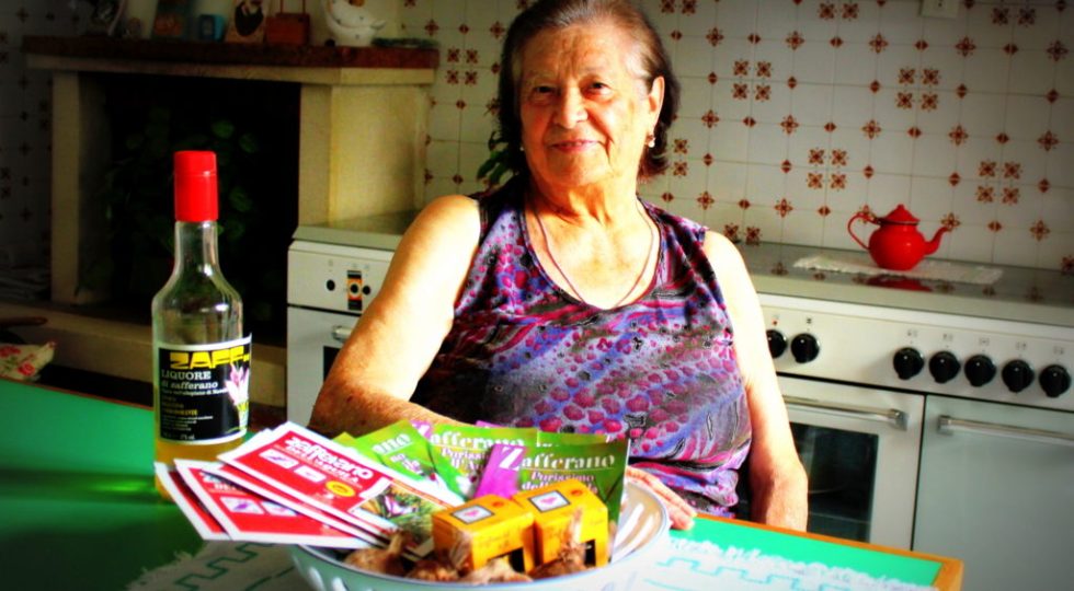 È MORTA GINA SARRA, LA “SIGNORA DELLO ZAFFERANO DELL’AQUILA” CHE RESE CELEBRE L’ORO ROSSO DI NAVELLI