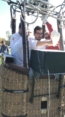 Mattia Faraone mentre cuoce la pizza sulla mongolfiera