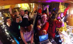 IL LATO SPETTACOLARE DEI GUASTAFESTE: CHRISTMAS A LOT PARTY RIFERIMENTO DELLA NOTTE DI NATALE AQUILANA