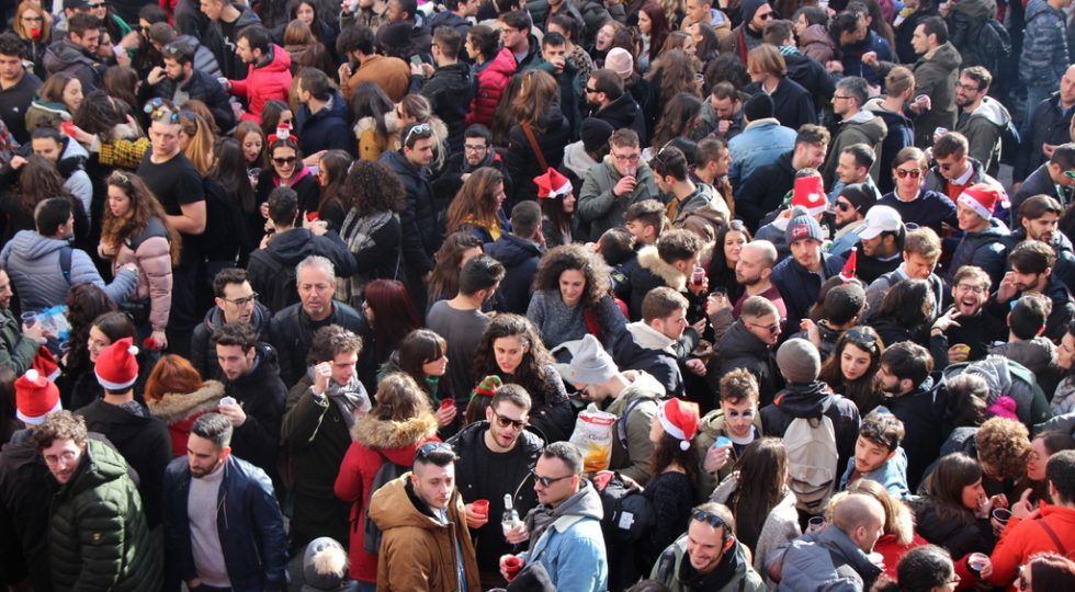 L’AQUILA INVASA PER L’APERITIVO DELLA VIGILIA DI NATALE: IL FOTORACCONTO CON VOLTI, SORRISI E BRINDISI