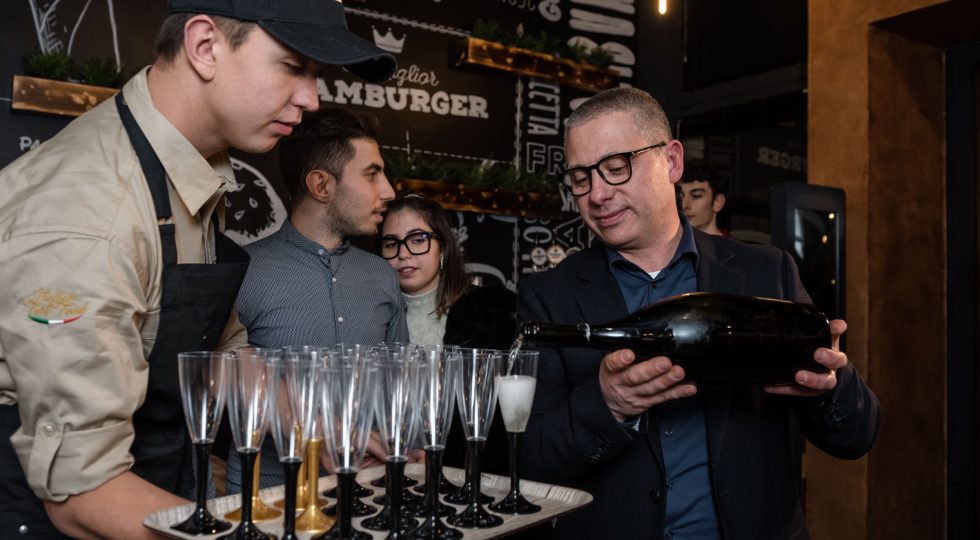 A LANCIANO SU IL SIPARIO SU GRAMBURGER, IL FAST FOOD CHE PROMUOVE L’ITALIANITÀ – FOTO