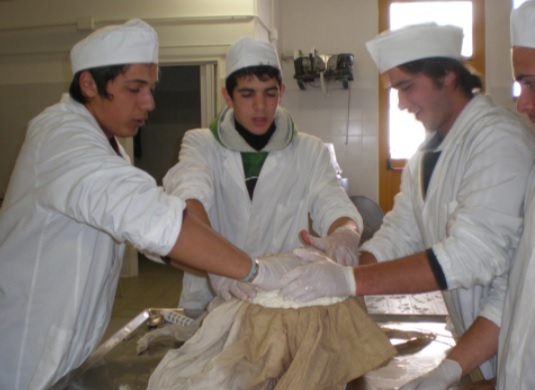 L’AQUILA, STUDENTI DELL’AGRARIO OFFRONO I LORO FORMAGGI ALL’EMICICLO